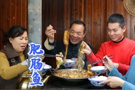 3根肥肠几条鱼，做“肥肠鱼火锅”，和孩子围着锅吃，不要太爽