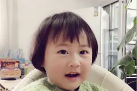 3岁宝宝送爸爸上班后自己洗漱，完全没妈妈什么事！这宝宝真省心视频封面