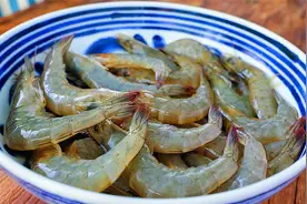 我家爱这样吃大虾，加入番茄酱炒一下，比油焖还好吃，连汁也不剩