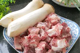 排骨加2根杏鲍菇，教你一个新鲜吃法，爽滑肉嫩好吃到汁都吃不剩