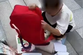 萌娃翻找书包向妈妈炫耀奖状，过程逗乐网友：成大事者不拘小节视频封面