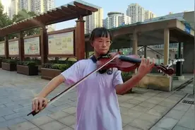 中学女生校门口拉小提琴感恩老师，音乐响起的一刻太治愈了视频封面