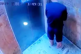 素质极差！青海一醉酒男子赤脚进电梯，下一秒开始肆无忌惮的撒尿视频封面
