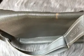 皮具护理：一款LV单肩包掉皮掉色，看看师傅是如何修复的