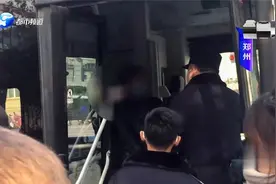 郑州：残疾人公交卡刷过量，拦住司机不让走！乘客帮投币仍胡闹视频封面