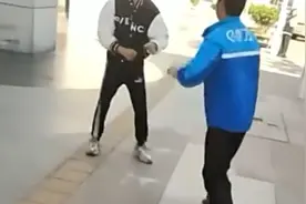 广州一男子偷外卖时被发现，与外卖小哥大打出手，警方：已刑拘视频封面
