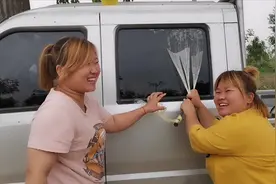 车钥匙锁在车里面不要着急，更不要砸玻璃，一卷胶带让你轻松打开视频封面