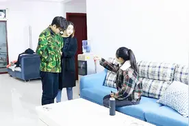 美女带流浪汉回家吃饭，却被妹妹嫌弃，3年后流浪汉的举动真霸气视频封面
