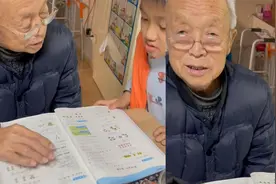八旬退休数学老师教孙子做作业，气到无奈敲桌子：都告诉他了视频封面