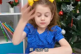 妈妈耐心的用苹果和糖果给她演示答案，外国小女孩不会写数学作业视频封面