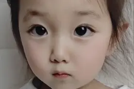 宝妈问闺女为啥不和小朋友玩，听听闺女的回答，真是童言无忌呀视频封面