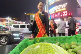 打工仔摆摊第三天，只要小姐姐走过来，再酸的芒果也能让她买视频封面