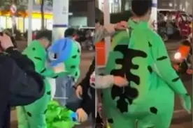 到底罚不罚？上海官方回应网红“卖崽青蛙”被城管拦截：柔性执法视频封面