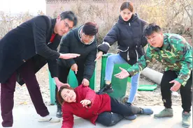 女孩流落街头晕倒，农村小伙心善救助她，3个月后小伙好日子来了视频封面