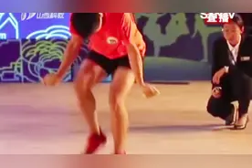快到模糊！中国小将30秒单脚单摇轮换跳228次，破自己纪录视频封面