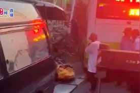 湖北天门公交车失控冲向路边撞断灯杆，电瓶车骑手被卷进拖行视频封面