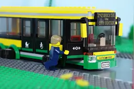 小司机开出故障的公交车到城市修理站，修理师傅快速修好公交车视频封面