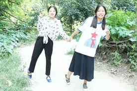 村里回来了新的小伙伴，小甜甜拿辣条送给小朋友做礼物，真有趣视频封面