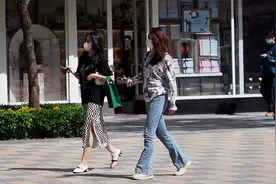 进入初夏女生如何穿着打扮？裤装是选项之一，选对了效果真的不错