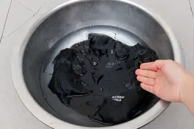 无论黑色衣服掉色多严重，只需水里滴几滴，就能恢复本色视频封面