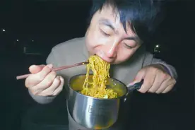 半夜三更在车上煮泡面，两袋泡面两个蛋，一人吃一锅，大口吃爽了