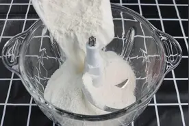 绞肉机不仅可以绞肉馅绞菜，还可以和面，简单快速，方法太棒了