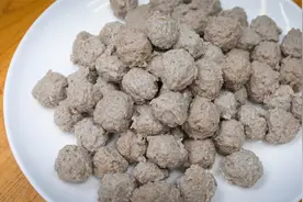 同样一块牛肉，为啥饭店的牛肉丸好吃？答：好的牛肉丸是打出来的