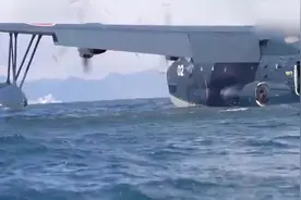 日本出动US-2水上飞机演练，营救伤员后从海面上起飞视频封面