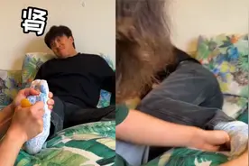 男子穿穴位袜足底按摩，满脸痛苦咬牙强忍，坚决不承认肾疼