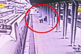 高铁列车启动关门瞬间，男孩跑出车厢，监控记录下这一幕视频封面