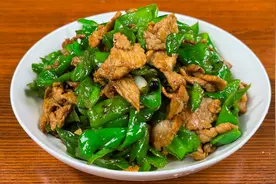 辣椒炒肉很多人第一步就错了，难怪没饭店好吃，大厨分享正确做法