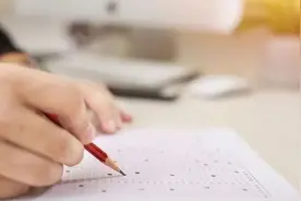 网友发数学题求答案被疑泄露高考题，教育部考试院回应视频封面