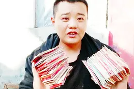 农村小伙爱捡烟盒，独特的折叠方法你见过吗？100个烟盒两手抓