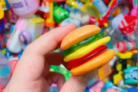 大姐吃汉堡包糖果、手表糖果、手机糖果等