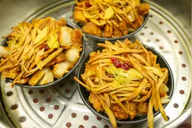 河南八大碗中的扣碗小酥肉，农村宴席神一样的菜，缺了啥都不缺它