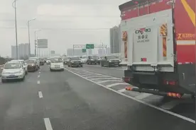 感动！数十辆郑州私家车一致为江苏消防让行：司机纷纷竖起大拇指视频封面