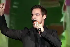 还珠格格班杰明饰演者深情演唱《风儿阵阵吹》