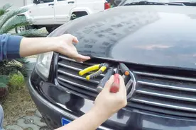 汽车保养盲区之一，引擎盖突然打不开怎么办？教你自己动手打开它