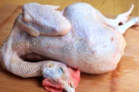 老母鸡别用来炖汤，教你好吃做法，不水煮不红烧，出锅鲜嫩多汁 