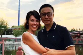 “疯狂英语”创始人李阳与前妻疑复婚 1分钟回顾家暴风波视频封面