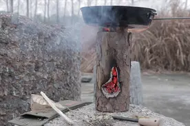 用木桩也能做炉子炒菜做饭，燃烧时间长火力猛节约木材！