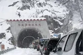 亲历者回忆隧道口雪崩前惊险现场：能见度不足2米视频封面