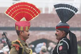 印度再现搞笑一幕，士兵斗舞高抬腿摔倒，巴方看台群众欢呼视频封面