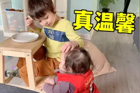 就喜欢黏着哥哥的妹妹，一记摸头杀太温柔了，混血兄妹真可爱