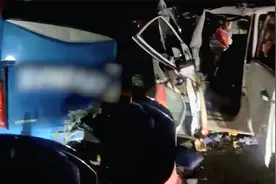 津蓟高速一小客车追尾大客车致3死5伤 小客车车头被撞没碎片满地