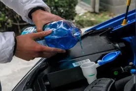 汽车玻璃水没了，能自己擅自加满吗？老师傅：别拿爱车开玩笑