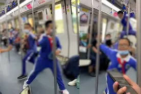 深圳地铁上一群小学生不停追逐打闹，乘客以为误入了花果山视频封面