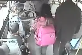 江苏一公交车内，男子持续骚扰未成年女学生！司机跳出大喝制止视频封面