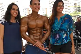 健身比赛肌肉男神涂油彩