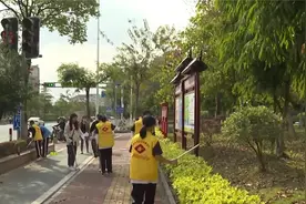 美化环境人人有责    社区和学校一起开展清洁志愿服务视频封面